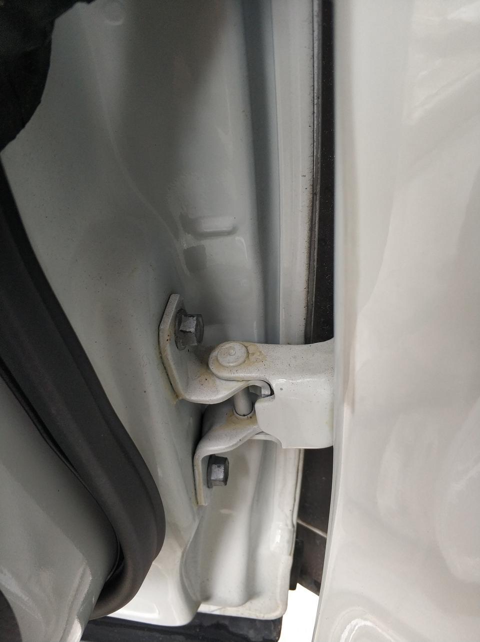 马自达cx-5-请问下你们的新车cx5的4个门是不是都有用扳手纽过的痕迹呢？