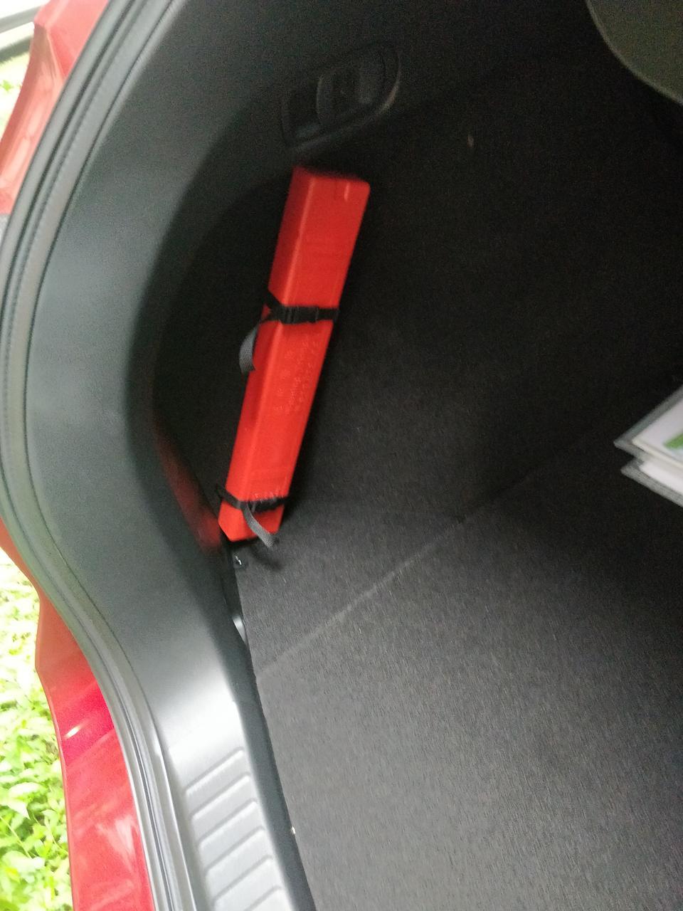 马自达cx-5-CX5后备箱里装有什么东西呢，两边有卡扣，我车一边扣着三角警示，但是另一边是空的，是不是缺了什么东西呢？上次新车上牌完了才注意到