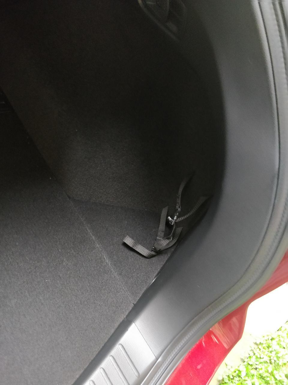 马自达cx-5-CX5后备箱里装有什么东西呢，两边有卡扣，我车一边扣着三角警示，但是另一边是空的，是不是缺了什么东西呢？上次新车上牌完了才注意到