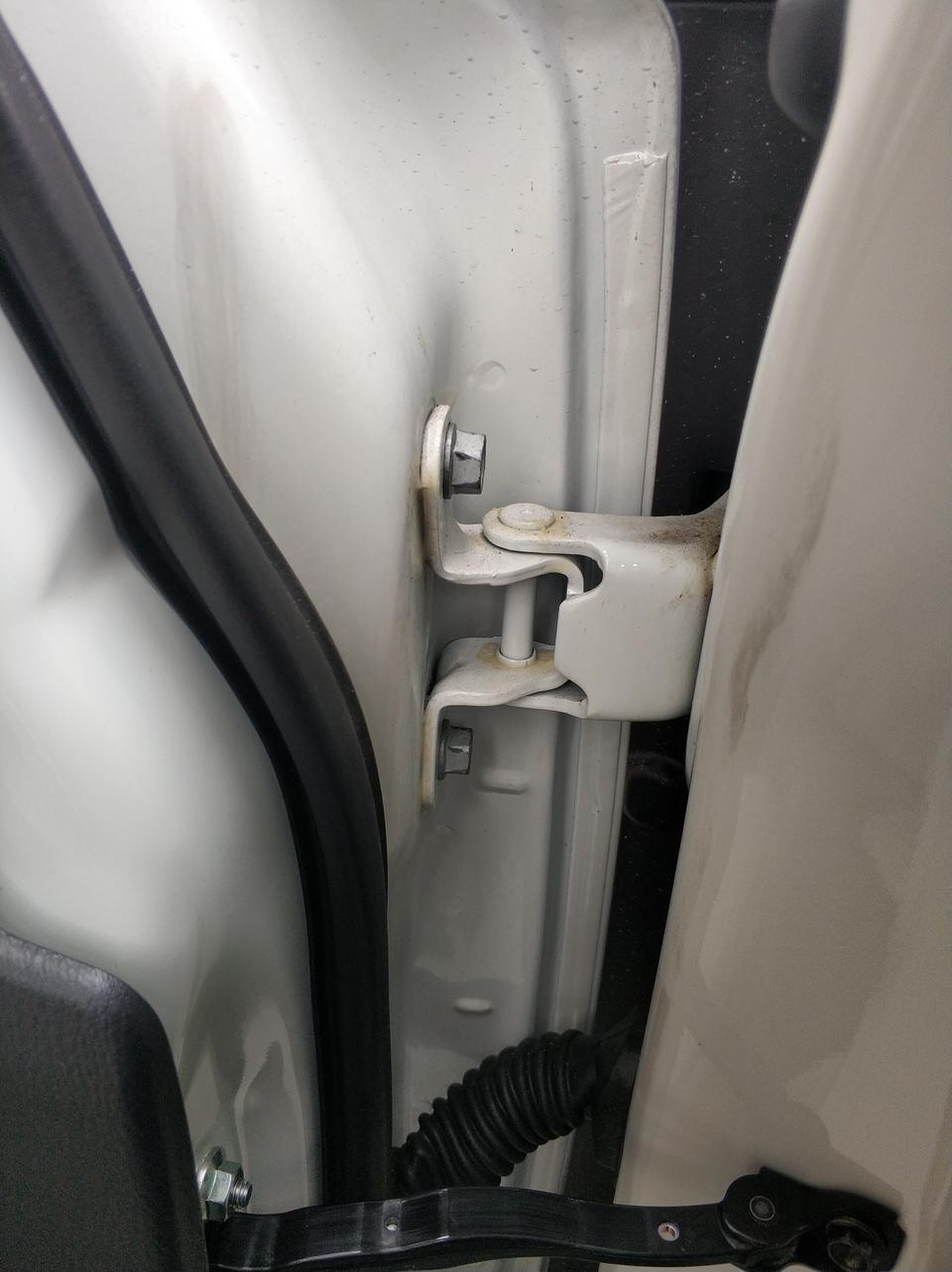 马自达cx-5-请问下你们的新车cx5的4个门是不是都有用扳手纽过的痕迹呢？
