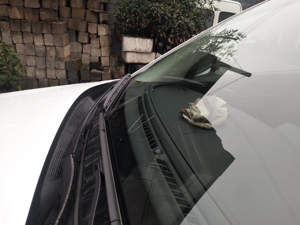 长安cs55 plus-问一下大家    这里昨天吃酒被放的雷中王炮竹    冲上去没响  落下来砸到这里     不知道该抱保险还是直接换掉     跑高速有没有影响？  还有就是现在下雪天感觉会不会太冷在裂开    求告知   谢谢