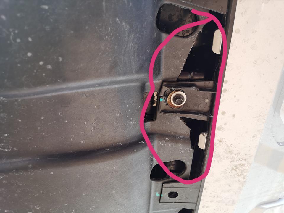 领界-2019年9月份在4S店提的新车，由于前期没发现车的问题，。。。 由于快过年了需要回老家，老家路况不好在淘宝网买个发动机护板让汽修人员装发动机护板才发现发动机护板破了，里面的铁片也磨损了。。。这是什么原因啊导致的啊，谢谢大家的，有知道的回答一下。。。