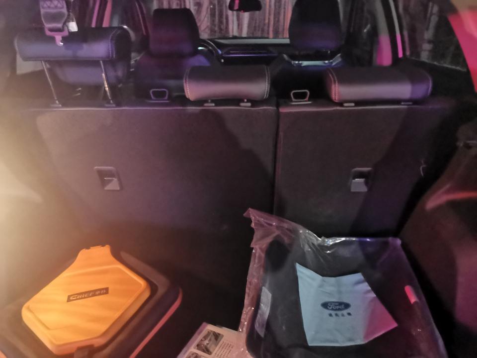 兄弟们，问一下福特领界自动挡中配，后备箱中间有挡板吗？问4s店说是中配没有