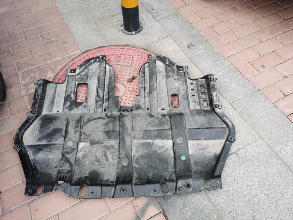 领界-2019年9月份在4S店提的新车，由于前期没发现车的问题，。。。 由于快过年了需要回老家，老家路况不好在淘宝网买个发动机护板让汽修人员装发动机护板才发现发动机护板破了，里面的铁片也磨损了。。。这是什么原因啊导致的啊，谢谢大家的，有知道的回答一下。。。
