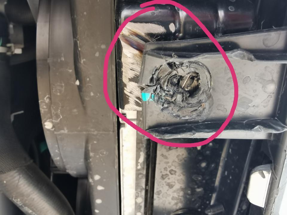 领界-2019年9月份在4S店提的新车，由于前期没发现车的问题，。。。 由于快过年了需要回老家，老家路况不好在淘宝网买个发动机护板让汽修人员装发动机护板才发现发动机护板破了，里面的铁片也磨损了。。。这是什么原因啊导致的啊，谢谢大家的，有知道的回答一下。。。