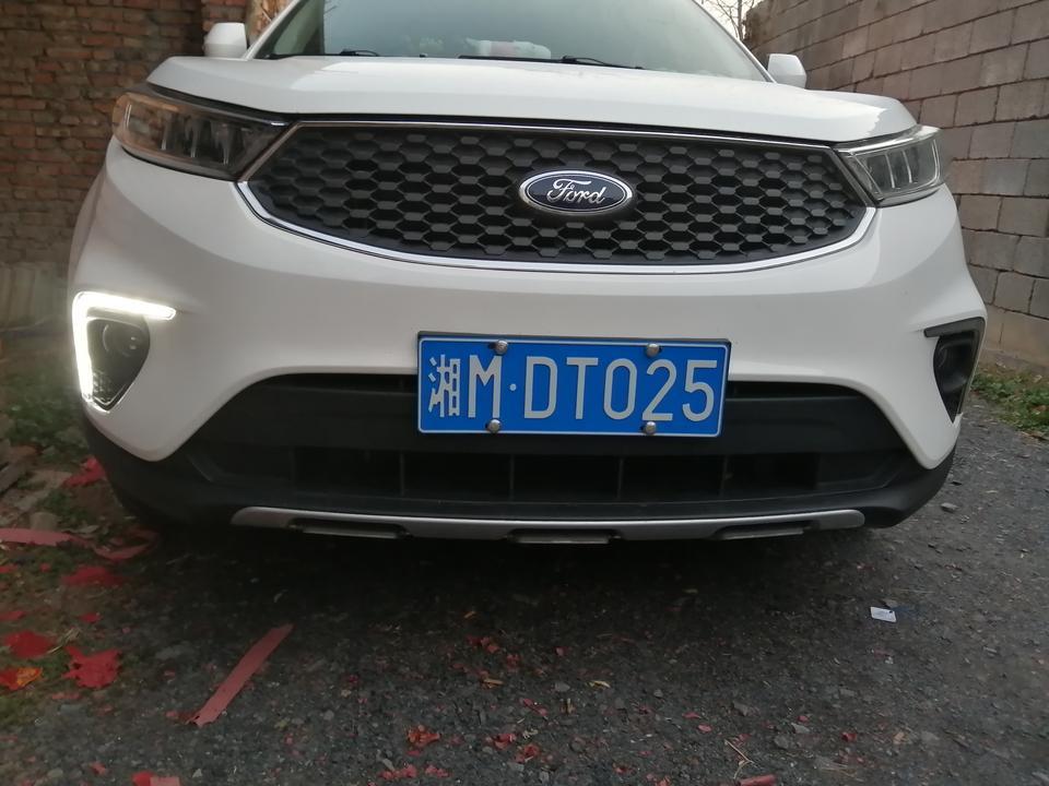 领界-右边下面小灯好好的，左边的这样的白光不亮，要是黄光，左转时候也是黄光，会亮，只是这样白光不凉，是啥原因呢？买车两个月不到一直没注意，今天无意中发现的