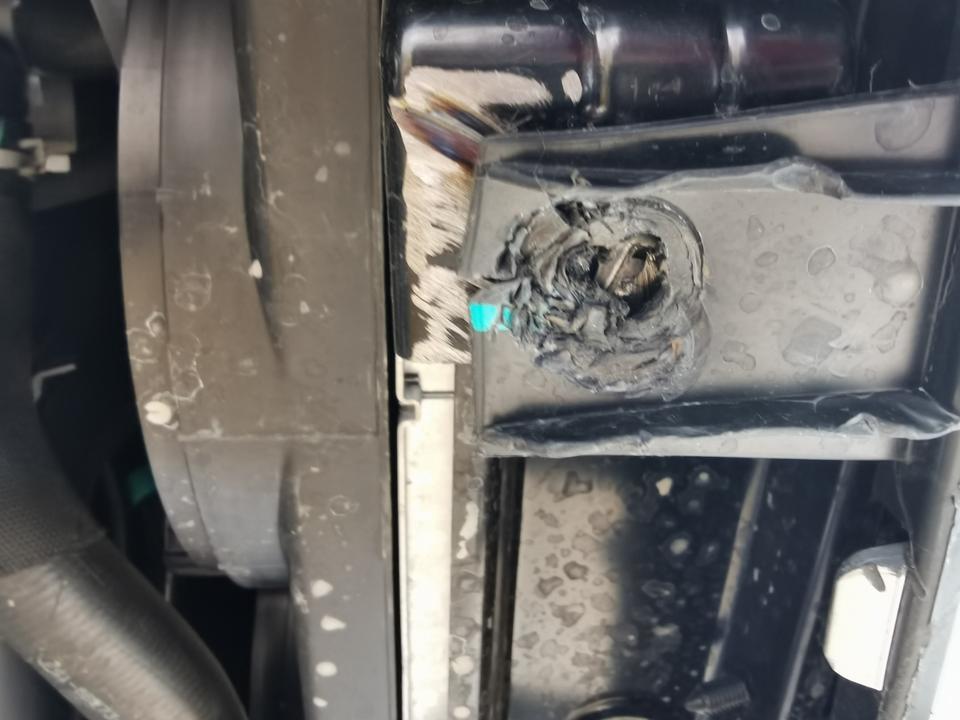 领界-本人于2019年9月份买的新车，由于快过年回老家，老家路况不好，于是在淘宝网买个发动机护板，让汽修装饰给装上，结果装饰人员说发动机护板破损，遇到这个问题怎么办？连螺丝都不是原厂的。。。