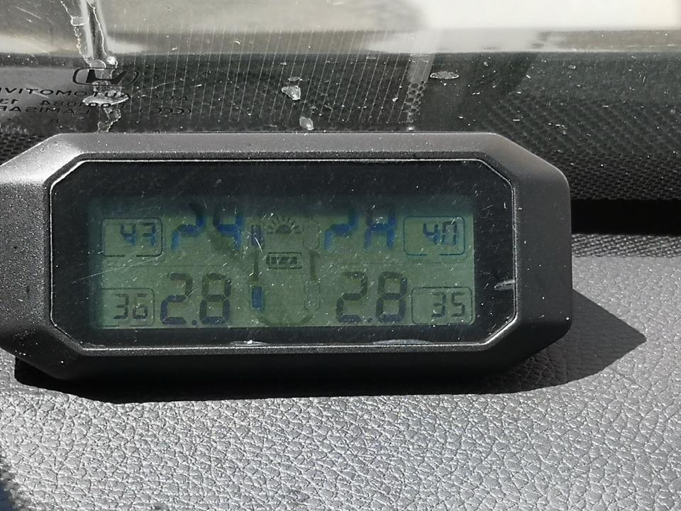 本田ur-v-车刚首保完，首保时维修人员告诉我，轮胎气压要打到2.8，否则轮胎压帮，可车辆的轮胎气压参考值却是2.1，差距太大了吧。而且随着温度的升高，车在跑起来后，气压有时升到3.0，感觉很顿挺。各位大师，请问轮胎气压到底打多少是正好呢？