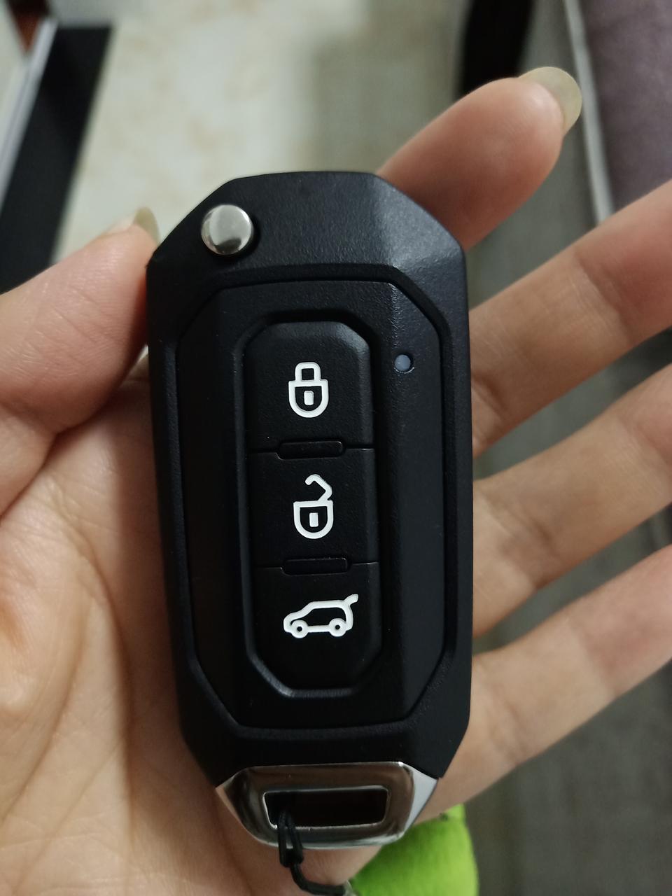 哪位大仙知道福特领界铂领款的钥匙按钮后背箱键怎么解，按着4-5秒打不开，连按两下也打不开，是不是钥匙上的按扣是摆设的？