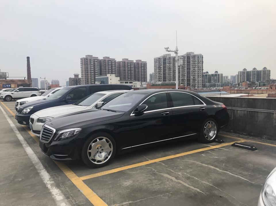 奔驰s级-我买的是2017款奔驰S320L豪华版，2018年6月1号提的车，车子当时在4S店展厅，2017年6月份出厂的，算是库存车了，使用到现在车内仪表盘，副驾驶座位及后液晶屏都会有一些异响，大大降低了实用感受，最不能容忍的是车子过减速带地盘生硬弹跳厉害声音大，请问有没有同类问题的，是什么原因？