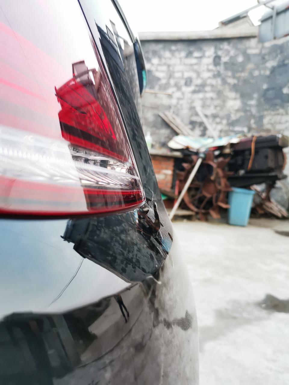 奔驰s级-新买的奔驰S350，无意间发现后尾灯与周围车身不贴身，副驾驶边尾灯缝隙紧密，主驾驶后面尾灯缝隙比较大，明显不一样？请问这是正常的吗？