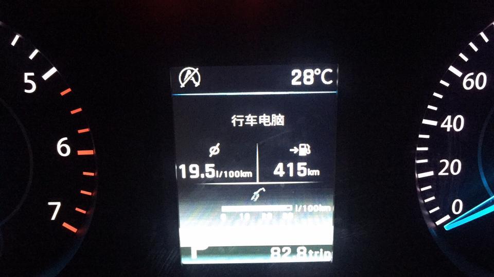 领界-为什么我D档停车或空档停车等红绿灯的时候，油耗显示那么高，都差不多显示满格的？