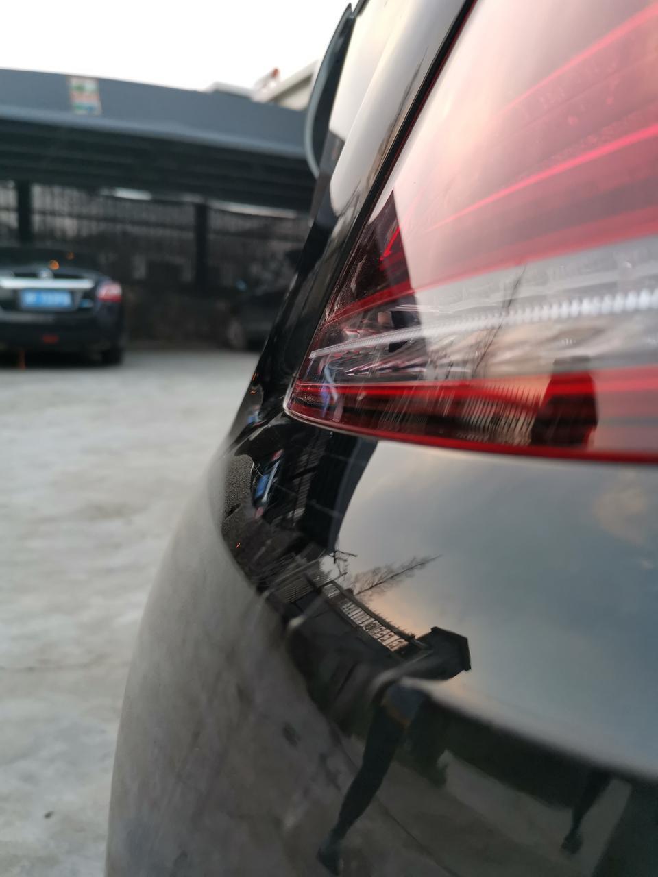 奔驰s级-新买的奔驰S350，无意间发现后尾灯与周围车身不贴身，副驾驶边尾灯缝隙紧密，主驾驶后面尾灯缝隙比较大，明显不一样？请问这是正常的吗？