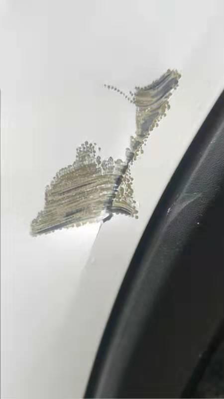宝骏510-买的新车停路边车被刮了，是报保险好一点呢，还是自己去修好一点呢？