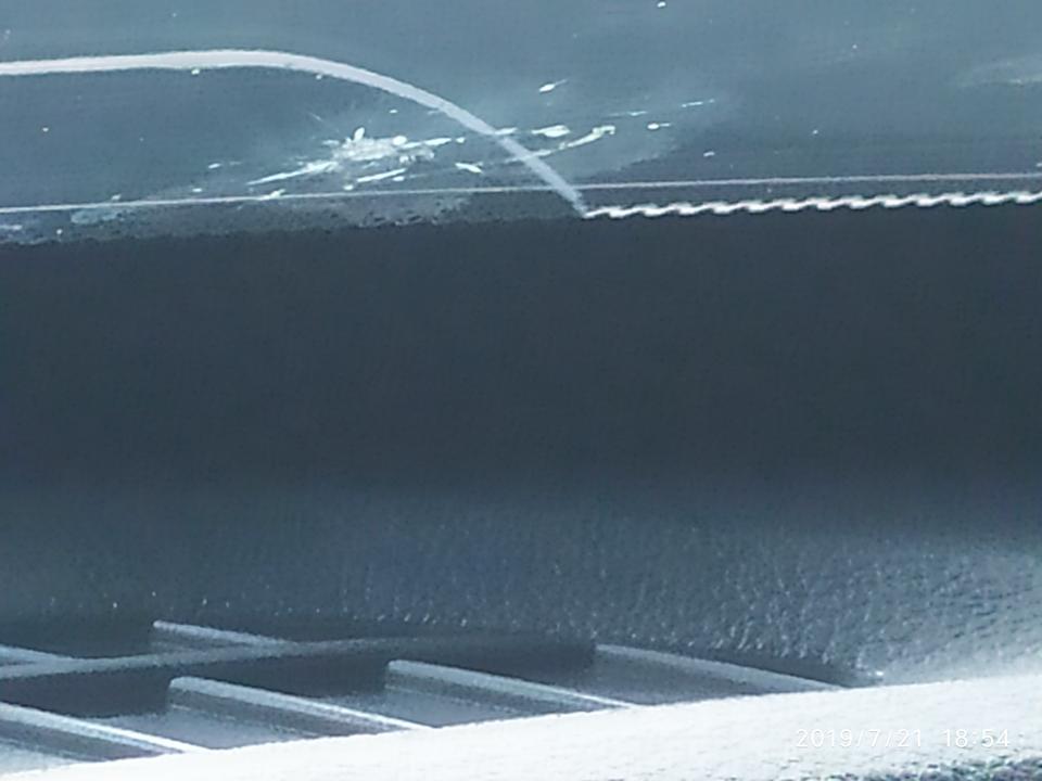 宝骏510-我的车子前一星期在高速公路被飞石子砸破前挡风玻璃下缘(副驾位对出)，不知道该不该报保险(有全保的，报了怕影响下次续保时无打折优惠，不报又要自己付钱)，请各位车友给个意见与建议。