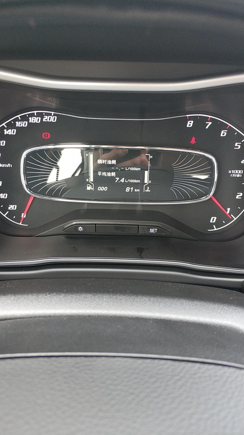 宝骏510-刚买的新车，表显油耗7.4。这几天天气热基本上上车就开空调。请问是否正常?我加了300块钱的油按照车自身估计只能跑500公里，是不是有点高啊？都六毛了