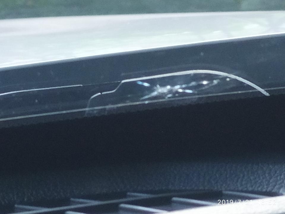 宝骏510-我的车子前一星期在高速公路被飞石子砸破前挡风玻璃下缘(副驾位对出)，不知道该不该报保险(有全保的，报了怕影响下次续保时无打折优惠，不报又要自己付钱)，请各位车友给个意见与建议。