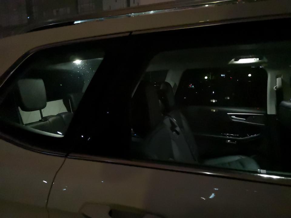 锐界-在线求助:车辆关闭，钥匙锁车后，怎么几个小灯一直亮着关不了啊？!