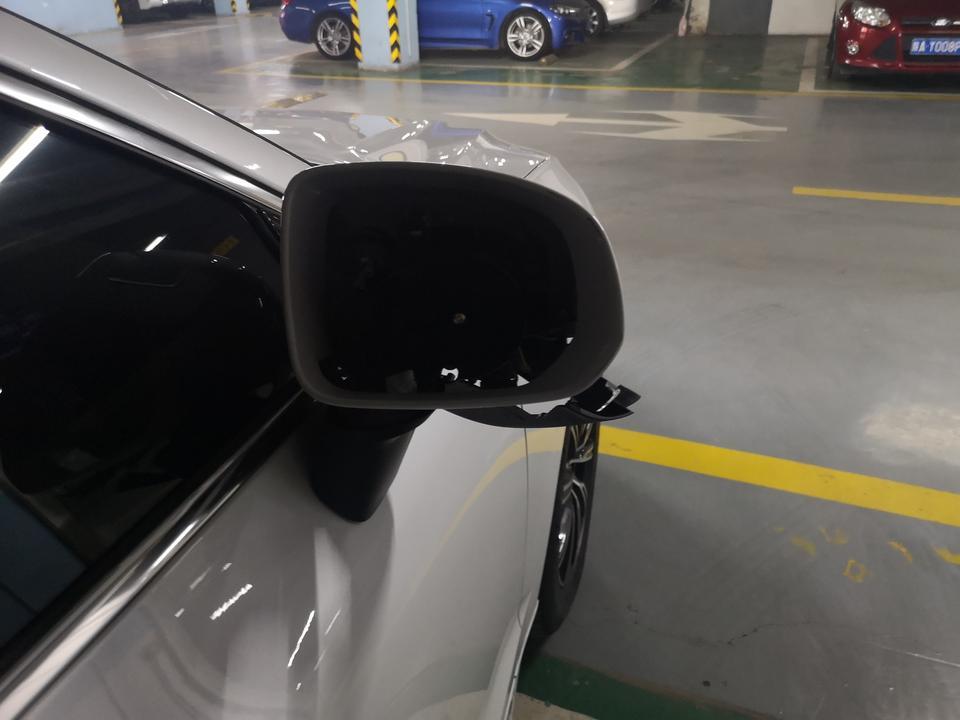 沃尔沃xc60-过年放假最后一天倒车把右后视镜撞坏了，保险己经报案，节后修的话，大约多少费用？在4S店修。