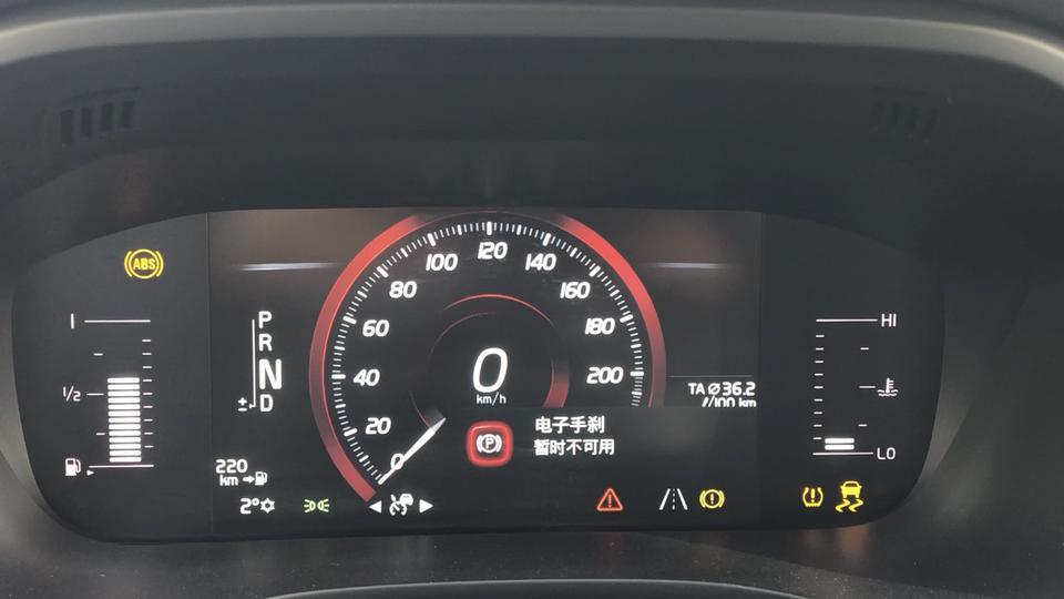 沃尔沃xc60-车辆情况： 
生产日期：2019年7月下旬  车型：2020款XC60
行驶里程：3800公里
问题情况：
1月8日，第一次发现胎压检测系统灯亮，打开车辆信息界面显示汽车左前轮胎压不足。随后去汽修店检查胎压，左前轮胎压是正常的。将四个车轮重新充气至2.5，随后在系统点击重新设置胎压，胎压校准一直转圈，无法设置成功，但是并没有放在心上
1月10日，发现城市道路正常行驶时，速度40左右，限滑灯会闪烁，同时油门失效，无法加速，汽车处于时速状态，松开油门踏板6-8秒后闪烁消失。如下图 。因为只发生