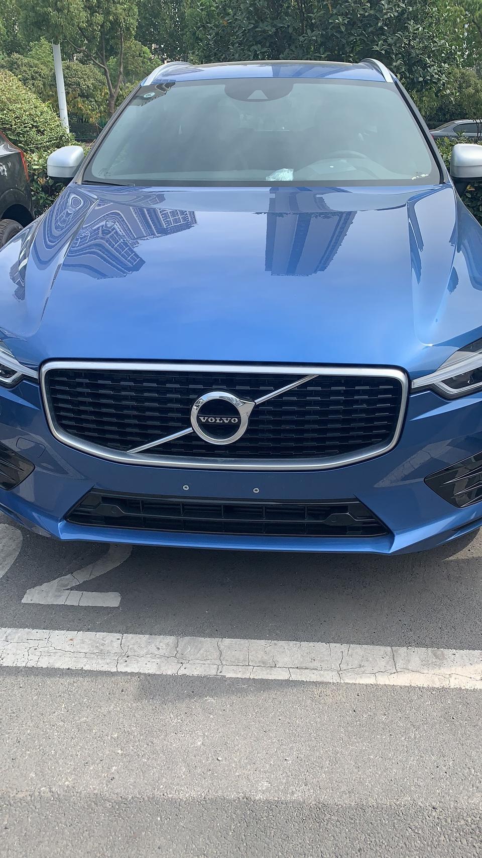 沃尔沃xc60-今天提的19款 T5智远运动版 裸车价320000万送全车贴膜，6年或6万公里免费大小保养，其他上牌贷款没有任何手续费，这价格合适吗？