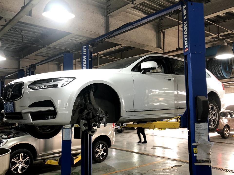 沃尔沃xc60-车辆情况： 
生产日期：2019年7月下旬  车型：2020款XC60
行驶里程：3800公里
问题情况：
1月8日，第一次发现胎压检测系统灯亮，打开车辆信息界面显示汽车左前轮胎压不足。随后去汽修店检查胎压，左前轮胎压是正常的。将四个车轮重新充气至2.5，随后在系统点击重新设置胎压，胎压校准一直转圈，无法设置成功，但是并没有放在心上
1月10日，发现城市道路正常行驶时，速度40左右，限滑灯会闪烁，同时油门失效，无法加速，汽车处于时速状态，松开油门踏板6-8秒后闪烁消失。如下图 。因为只发生