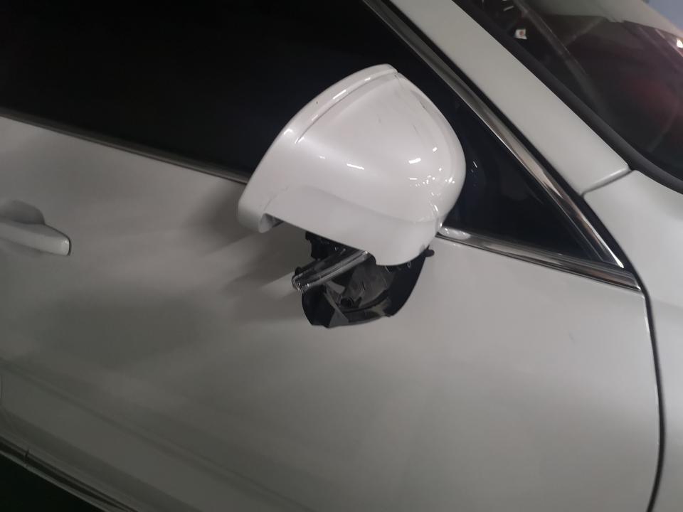 沃尔沃xc60-过年放假最后一天倒车把右后视镜撞坏了，保险己经报案，节后修的话，大约多少费用？在4S店修。