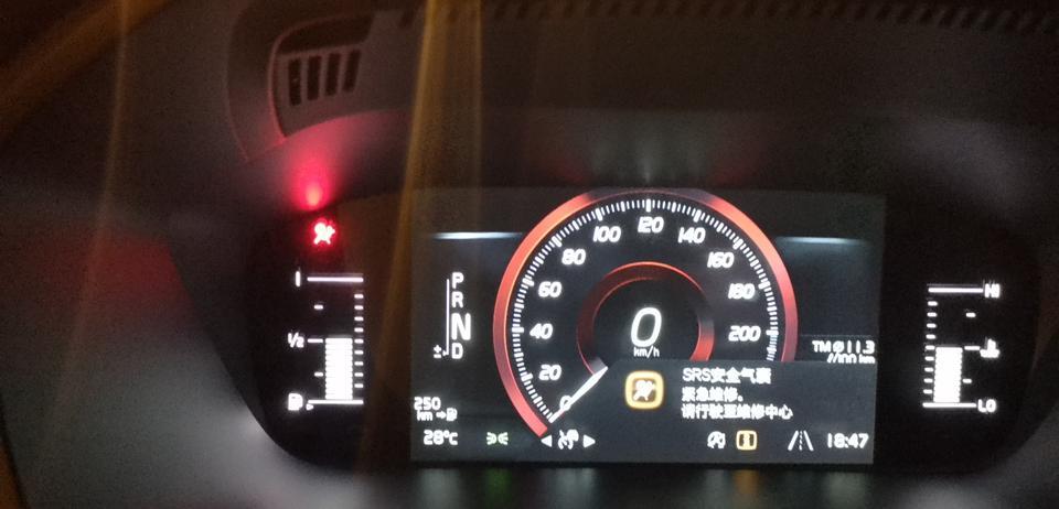 沃尔沃xc60-我就纳了闷了。问题1 为什么会等红绿灯时，脚踩着刹车，还会溜坡，踩了三四次都没用，最后连拉几次电子手刹，终于才刹住。问题2 为什么至今新车20多天，刹车就开始助力不足，刹车不好使。 问题3 车到手当天开着高速50公里就开始，感觉到主驾驶与副驾驶右耳朵极度难受，像似耳朵进了水一样的堵塞。 问题4 为什么我的车第7天，安全气囊灯与自动驻车功能，开始亮了红灯！