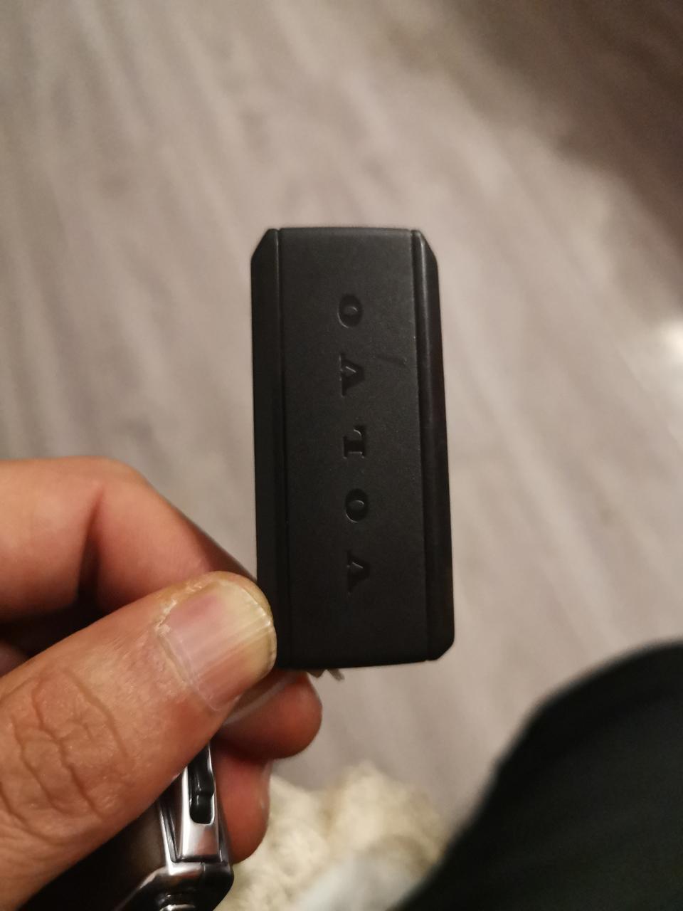 沃尔沃xc60新车接回家，两把钥匙，只有一个装有电池？还有图片上的这个是干什么的？