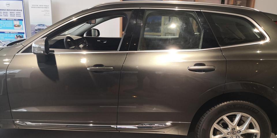 沃尔沃xc60-请问:鲁西南三线小城，2020款XC60四驱智逸，谈到裸车29.2万，在店内上3年（2年送一年）保险24000，赠送车膜、行车记录仪、脚垫之类的。价格合适吗？是否可以出手了？