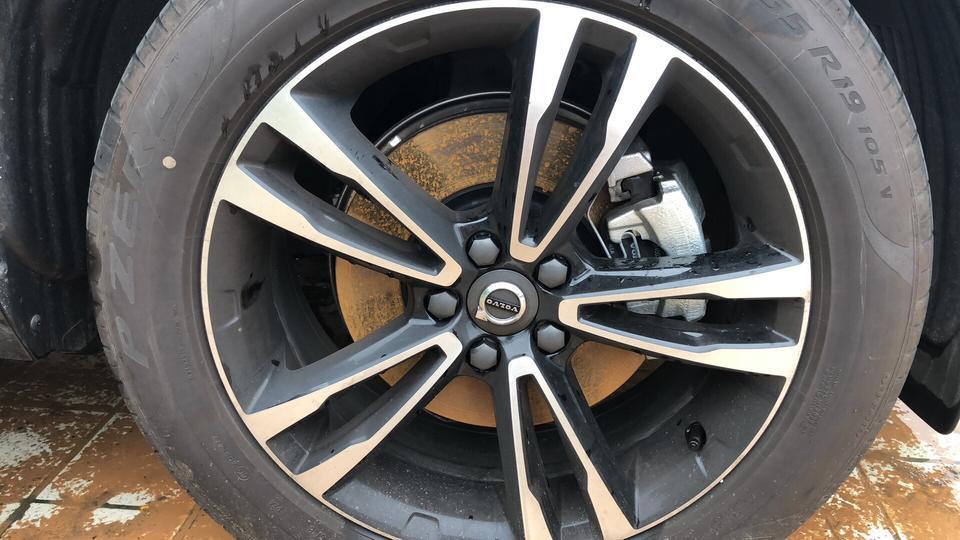 沃尔沃xc60-月初提的新车，今天下了一天雨，停在外面，下午去看四个轮子刹车盘全变这样，不是泥，是比较浅的锈。这个是有质量问题吧？