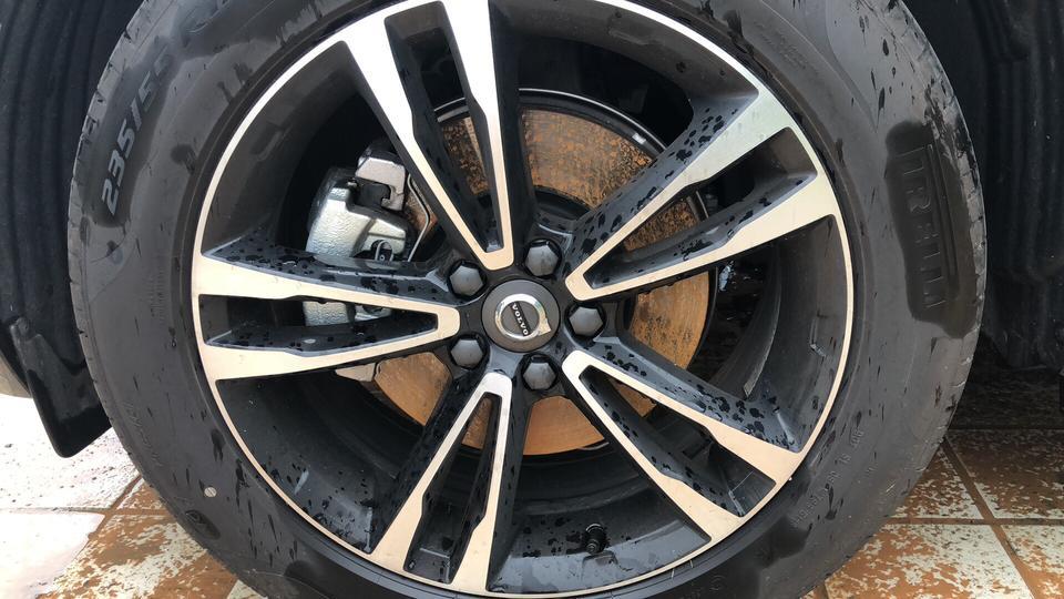 沃尔沃xc60-月初提的新车，今天下了一天雨，停在外面，下午去看四个轮子刹车盘全变这样，不是泥，是比较浅的锈。这个是有质量问题吧？