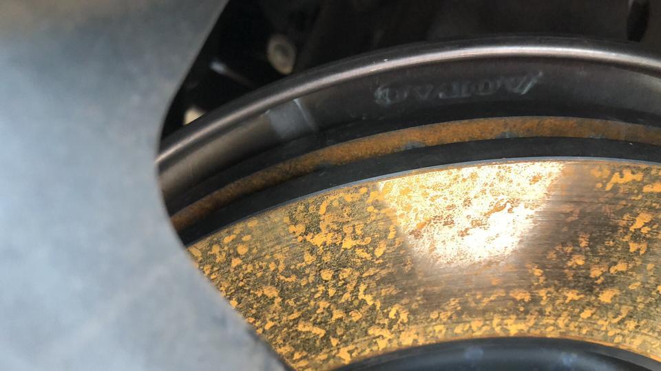 沃尔沃xc60-月初提的新车，今天下了一天雨，停在外面，下午去看四个轮子刹车盘全变这样，不是泥，是比较浅的锈。这个是有质量问题吧？