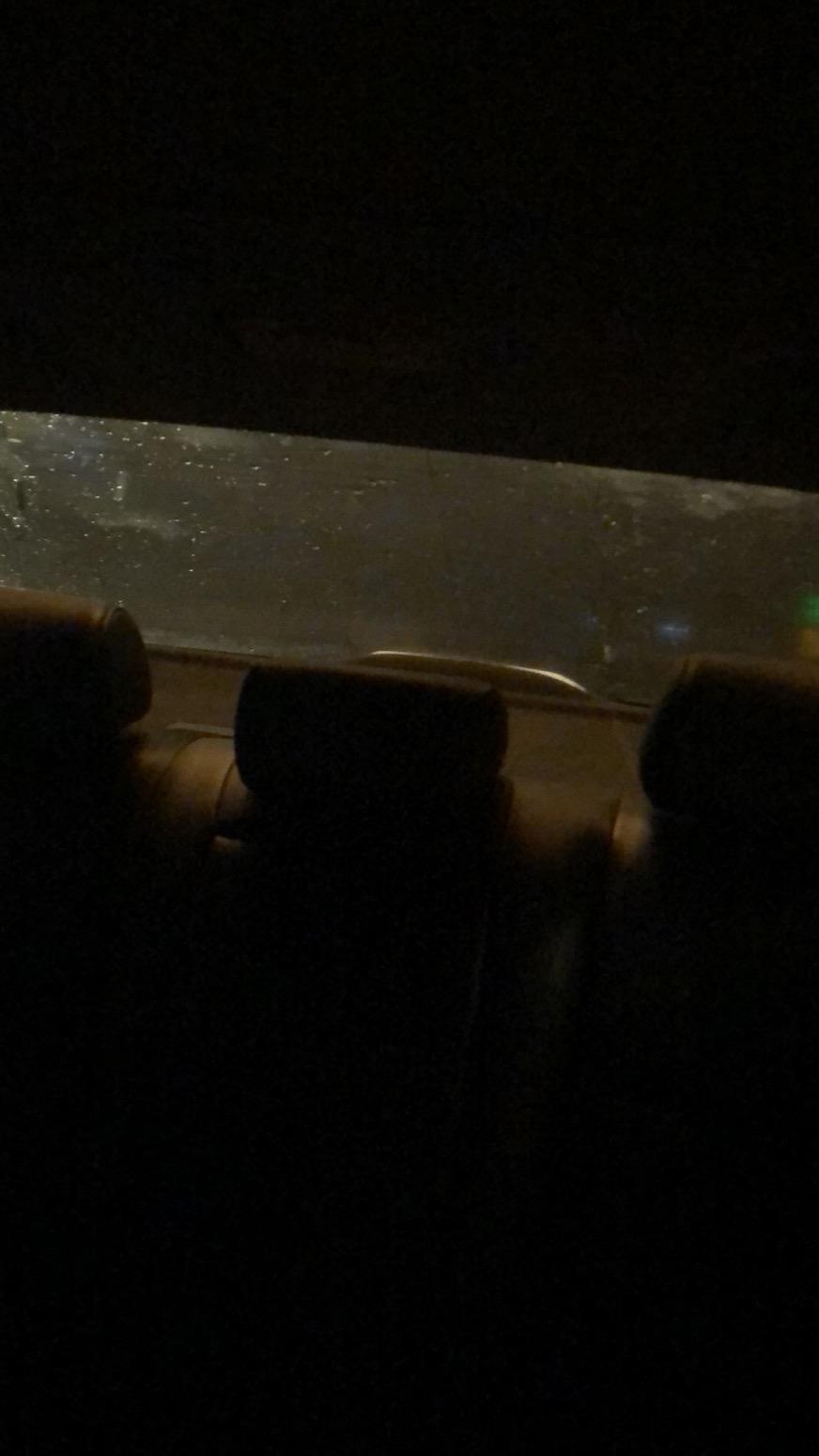 名图车原车后挡玻璃膜起泡撕了，新贴的膜下雨天有哈气打开电加热不起作用是怎么回事，两边插头都有电