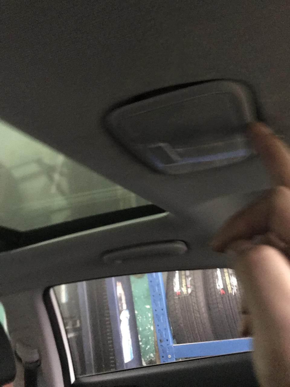 名图后排哪里的灯不亮怎么拆
