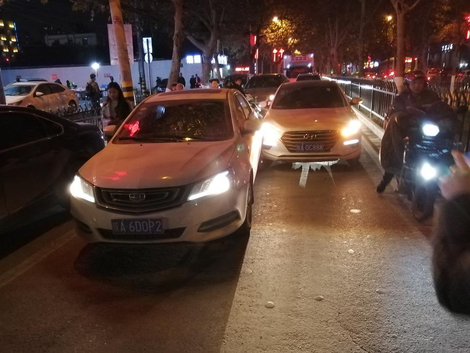 后面名图是我的车，吉利变道过线了，我前叶子板保险杠跟他后叶子板碰了，是不是应该他全责，坐标西安