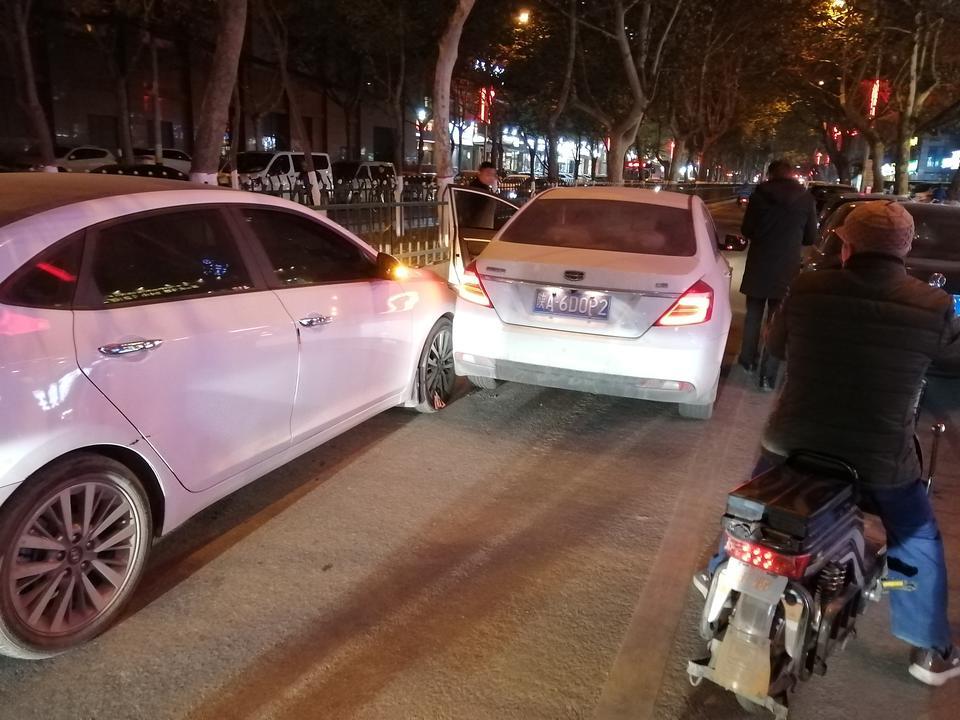 后面名图是我的车，吉利变道过线了，我前叶子板保险杠跟他后叶子板碰了，是不是应该他全责，坐标西安