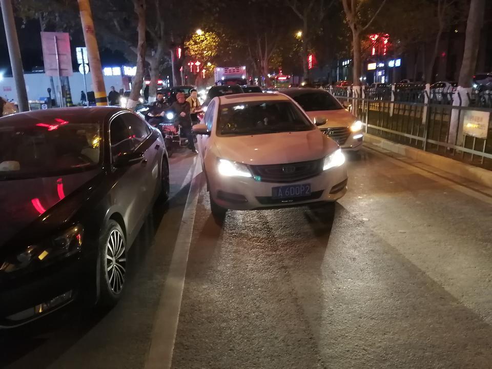 后面名图是我的车，吉利变道过线了，我前叶子板保险杠跟他后叶子板碰了，是不是应该他全责，坐标西安
