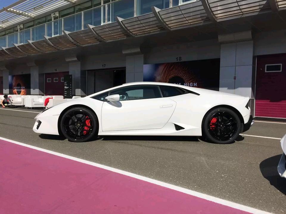 北京现代名图能不能升级成四驱车？并且轮胎可不可以用成255/35/R20 的车轮