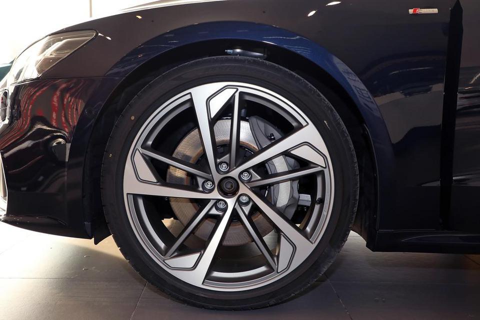 名图-北京现代的轮胎可以从215/50/R17 改成255/35/ZR20吗？ 可以用吗？刹车盘可以增大么？  前后都可以用成六活塞的刹车卡钳吗？