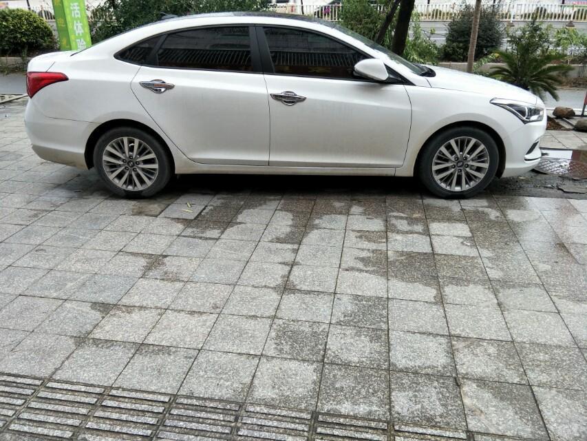 名图-下雨过后车身上都是水珠，有的有，有的没有，