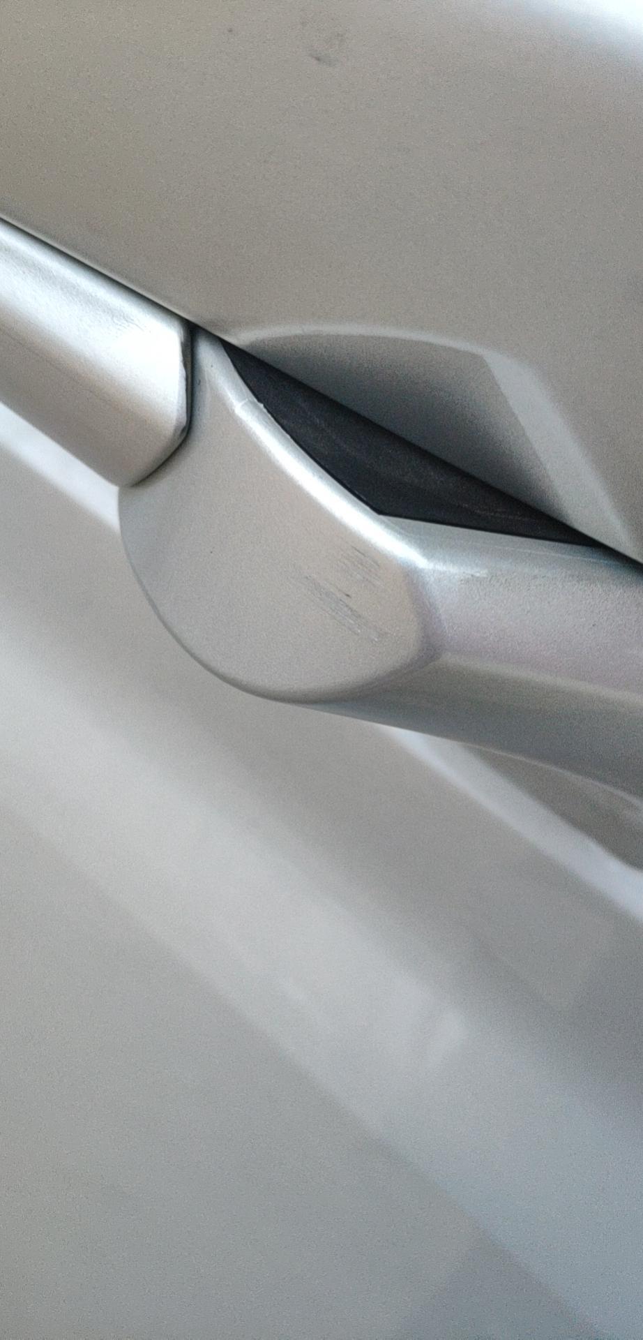 荣威rx5 max-车友们，新车提了半个月右反光镜自动折叠磨损怎么办！