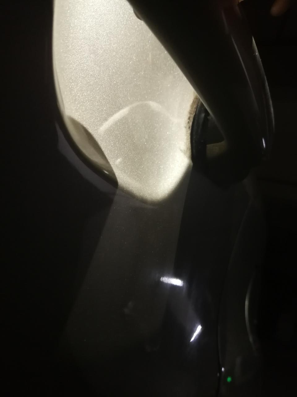 远景x3-这个位置大家帮我看看漏的像油一样的东西！沾上灰有点难处理！这种是不是属于车子本身质量问题！19款x3九月份提的车