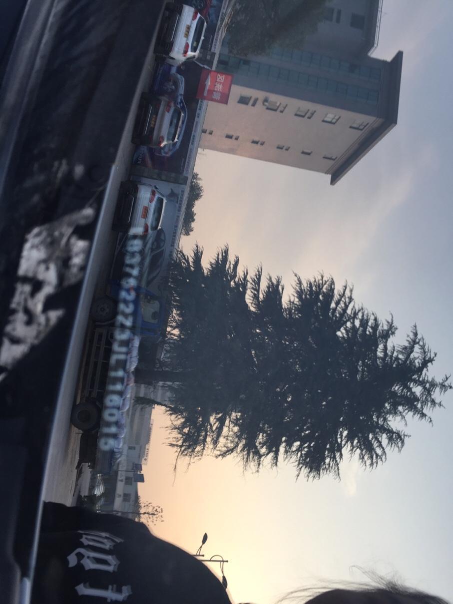 远景x3-昨天验车时，前车门跟后车门有高低，外凸现象正常吗，？还有1837的车子算不算库存车