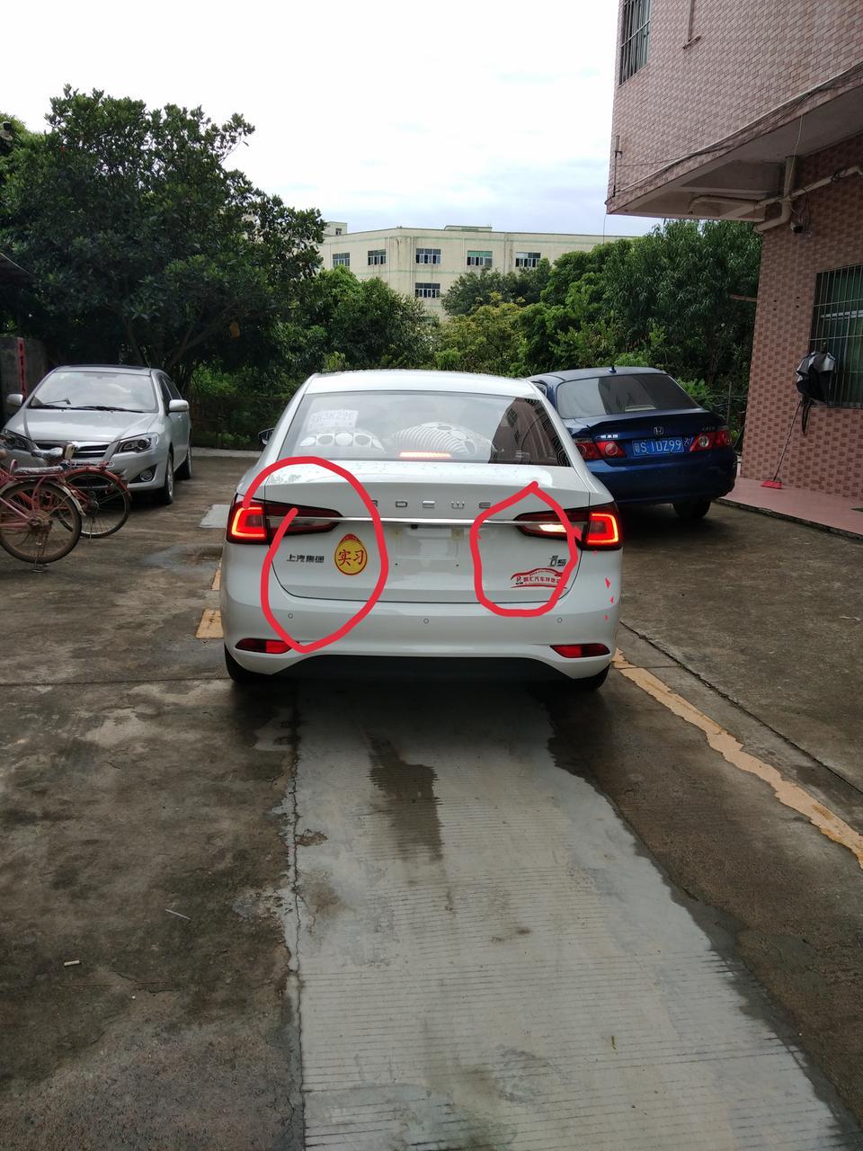 荣威i5-倒车左边灯不亮，右边灯亮，这事正不正常。