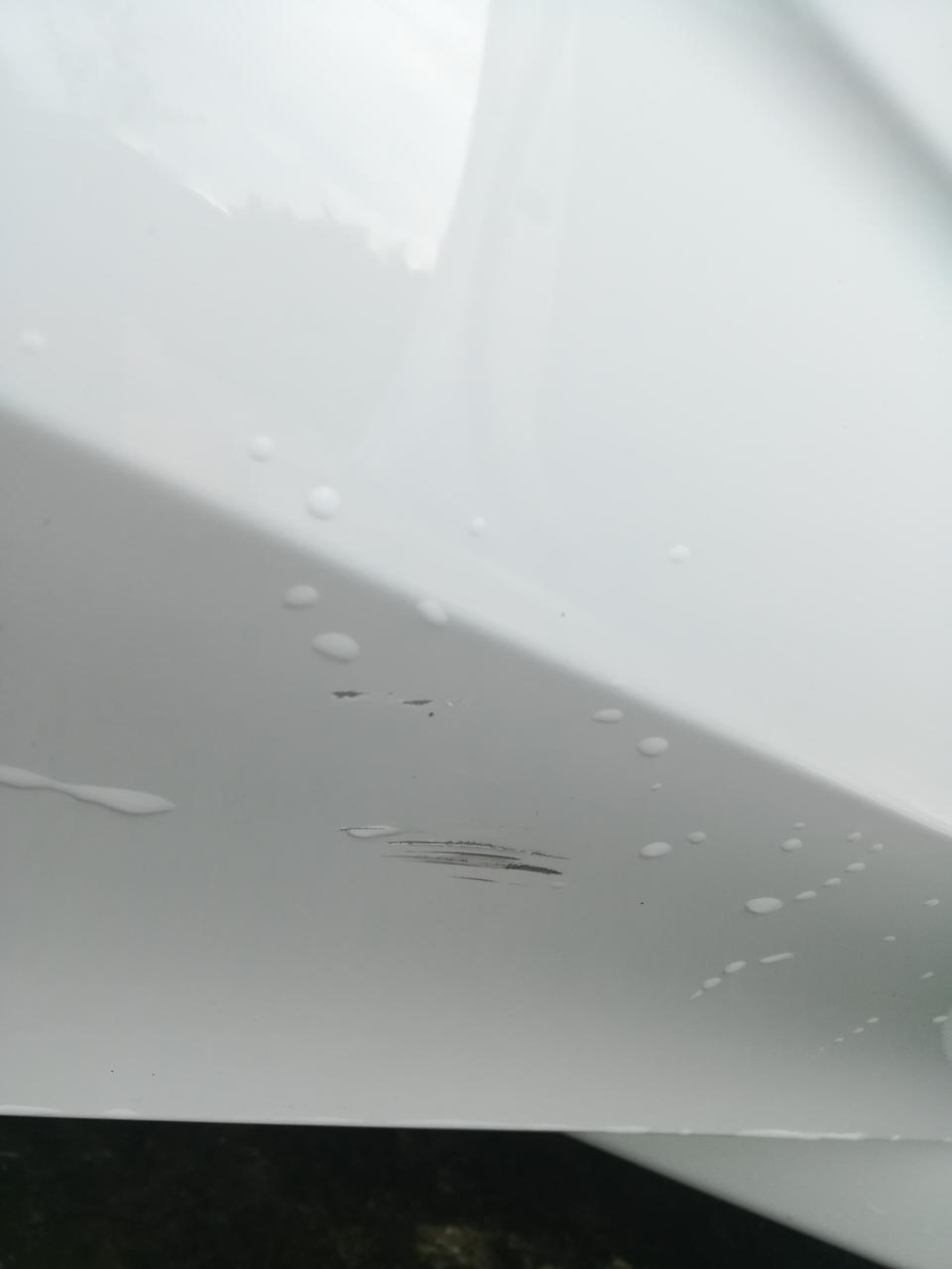 荣威i5-今天被货车轮胎带起的小石头打了一下    就直接这样了   这漆也太薄了吧      还有这个需要多少钱   可以走强交险吗