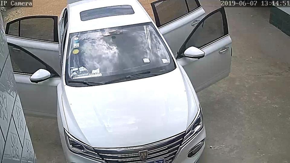 荣威i5-汽车在太阳下暴晒，请问老师傅怎么样开汽车里的空调！如何操作请指点。
