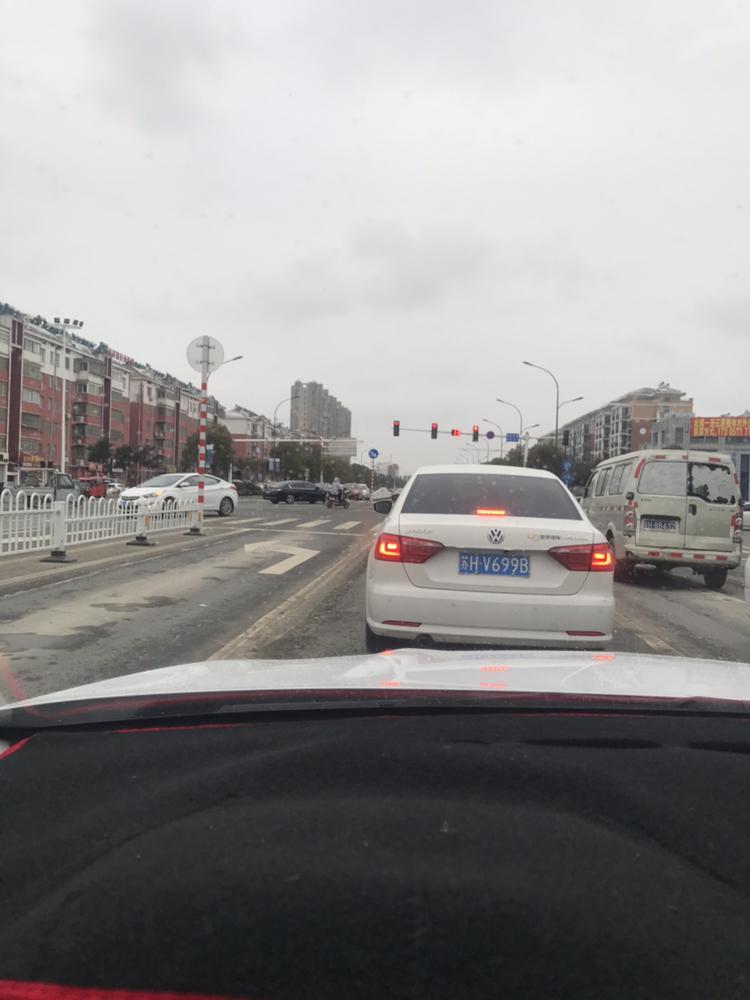 荣威i5-我在高速公路上行驶正常、后面车辆行驶过程在我前面插队后面碰到前车谁的责任。