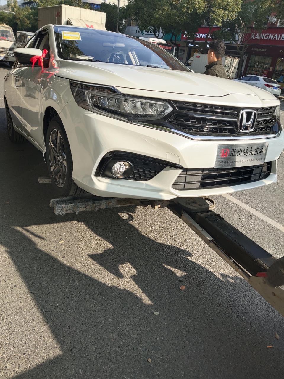 享域-今天全款刚买自动档位中配，还没有跑10公里就熄火抛锚，开不了，我想退钱，或者重新换一辆车可以吗？朋友们
