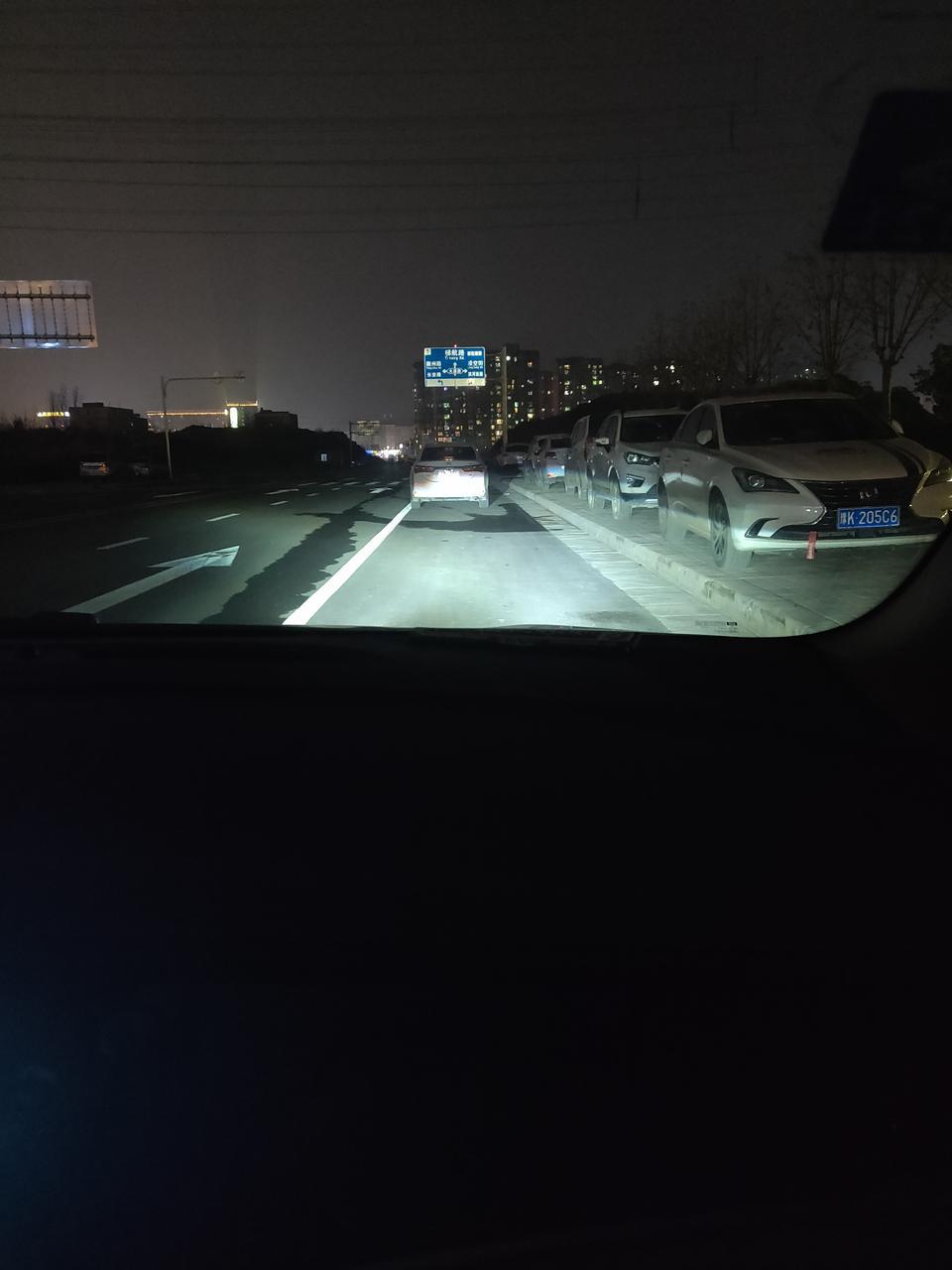 为什么近光灯很奇怪，左侧近光灯照的左右幅度很窄，去4S店说是车的设计缺陷，有威朗车友遇到过吗？19款最低配改的LED灯，下面附上左右近光灯前排目视图